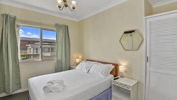 2 bedrooms, iron/ironing board, bed sheets