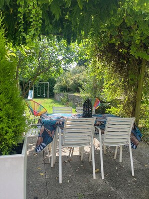 Outdoor dining - Lovely Alsatian house with garden, 2 bedrooms. Pets allowed (Kutzenhausen)