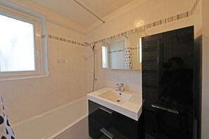 Ensemble douche/baignoire, papier toilette