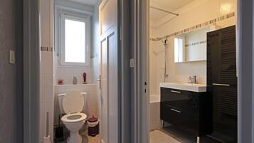 Combined shower/tub, toilet paper