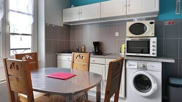 Frigorifero, microonde, forno, piano cottura