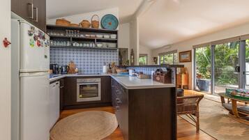 Fridge, oven, dishwasher, coffee/tea maker