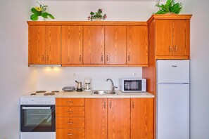 Réfrigérateur, four, plaque de cuisson, cafetière/bouilloire