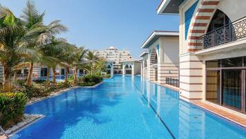 Piscina com vista para um edifício ao fundo.