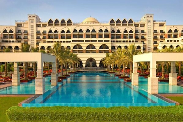 من حمّامات السباحة المغطاة