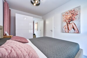 3 bedrooms, in-room safe, free WiFi, bed sheets