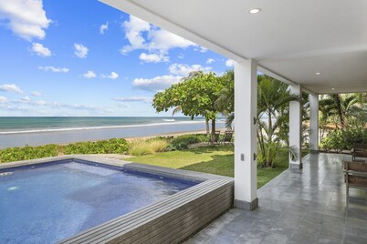 Iguana Beach House: Spacious Beachfront House with Swimming Pool