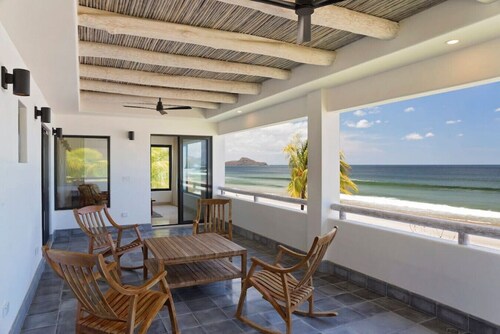 Iguana Beach House: Spacious Beachfront House with Swimming Pool