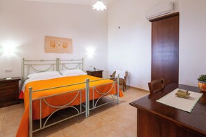 2 chambres, bureau, fer et planche à repasser, accès au Wi-Fi (inclus)
