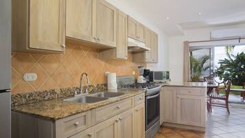 Een koelkast, een microgolfoven, een oven, een kookplaat