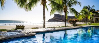 Villas Iguana A-13: Beachfront Condo