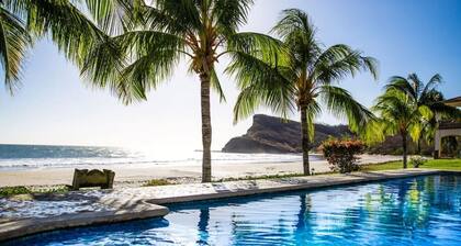 Villas Iguana A-14: Beachfront Condo!