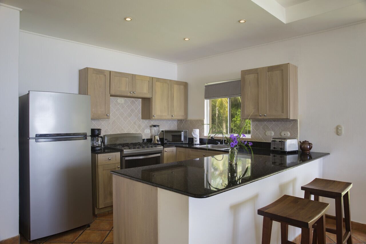 Jääkaappi, mikroaaltouuni, uuni, liesi