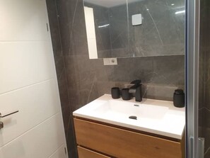 淋浴设施、吹风机、毛巾、卫生纸