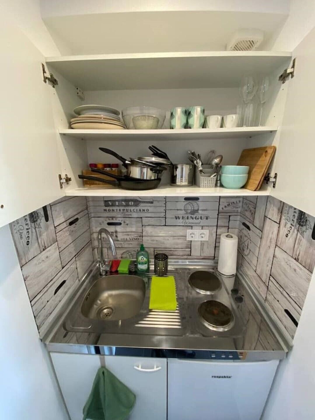 Kühlschrank, Mikrowelle, Wasserkocher mit Kaffee-/Teezubehör