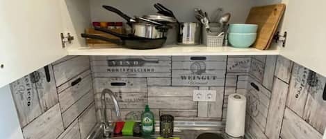 Kühlschrank, Mikrowelle, Wasserkocher mit Kaffee-/Teezubehör