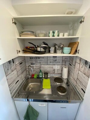 Kühlschrank, Mikrowelle, Wasserkocher mit Kaffee-/Teezubehör