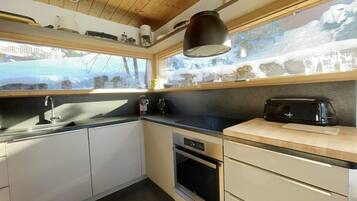 Een microgolfoven, een vaatwasser