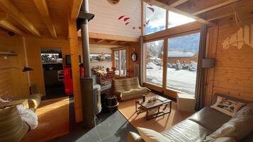 Televisie, een open haard en een dvd-speler