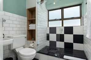 Departamento Grand | Baño | Regadera, secadora de cabello, toallas, shampoo