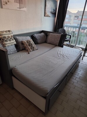 1 chambre, fer et planche Ă repasser