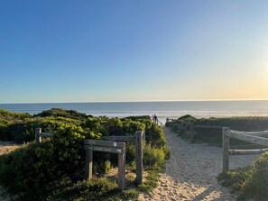 A pathway leading to a beach with a sign indicating a route via Lizard Head. - Allure Beach House, Rye (Rye)