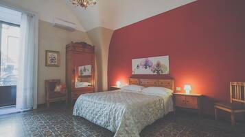 Camera Matrimoniale con Balcone | Una cassaforte in camera, una scrivania, postazione laptop