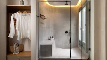 Superior Double Room | Bathroom | Hair dryer, towels