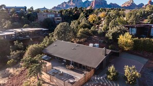A modern house with a flat roof, surrounded by trees and mountains. - Prime Location, Walk To Restaurants, Enjoy The Sunrise And Red Rock Views (Sedona)
