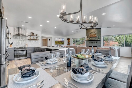 Sedona Uptown Digs: Spacious luxury home with stunning red rock views, sleeps 9.