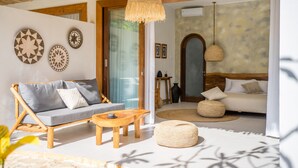 Una sala de estar moderna con sofá, mesa de centro y placas decorativas en la pared.
