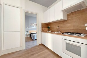 Four, lave-vaisselle, cafetière/bouilloire