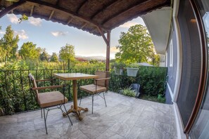 设计客房, 1 张大床, 吸烟房, 花园景观 | 露台