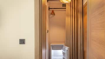 Phòng có thiết kế đặc sắc, 1 giường cỡ queen, hút thuốc, quang cảnh vườn | Bộ đồ giường cao cấp, nệm Select Comfort, minibar, bàn