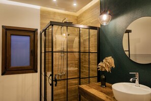 设计客房, 1 张大床, 吸烟房, 花园景观 | 浴室 | 淋浴设施、大花洒淋浴喷头、吹风机、拖鞋