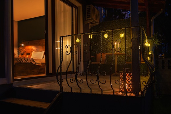 Design-huone, 1 keskisuuri parisänky, tupakointi sallittu, näköala puutarhaan | Ylelliset vuodevaatteet, Select Comfort -patjalliset sängyt, minibaari