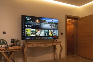 Design Room, 1 Queen Bed, Smoking, Garden View | Premium bedding, Select Comfort beds, minibar, desk