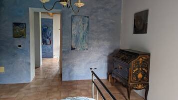 6 Schlafzimmer, Zimmersafe, Schreibtisch, Bügeleisen/Bügelbrett