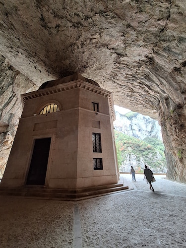 Idyllic artist's country house with pool & yoga room in a secluded location