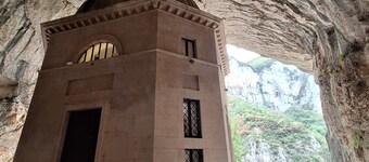 Idyllic artist's country house with pool & yoga room in a secluded location