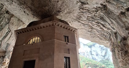 Idyllic artist's country house with pool & yoga room in a secluded location