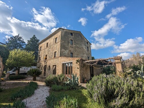Idyllisches Künstler-Landhaus mit Pool & Yoga-Raum in Alleinlage