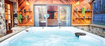 Hot Tub, Firepit, 2-King Bed Suites, Game Room, Coffee Bar, BBQ, WIFI 200 +mbps
