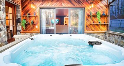 Hot Tub, Firepit, 2-King Bed Suites, Game Room, Coffee Bar, BBQ, WIFI 200 +mbps