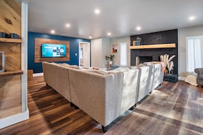 Interior - Hot Tub, Firepit, 2-King Bed Suites, Game Room, Coffee Bar, BBQ, WIFI 200 +mbps (Hawley)