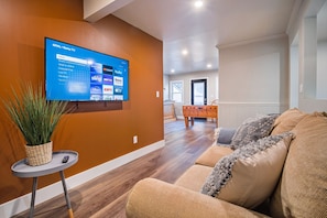 TV, streaming services, stereo - Hot Tub, Firepit, 2-King Bed Suites, Game Room, Coffee Bar, BBQ, WIFI 200 +mbps (Hawley)