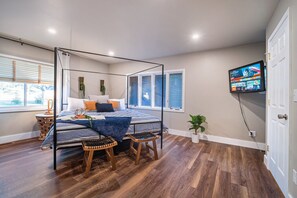 3 室のベッドルーム、デスク、アイロン / アイロン台、旅行用ベビーベッド