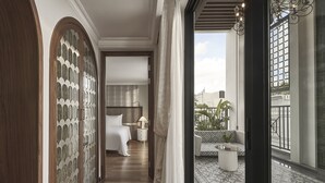 Ein Flur, der zu einem Schlafzimmer mit Balkon führt.
