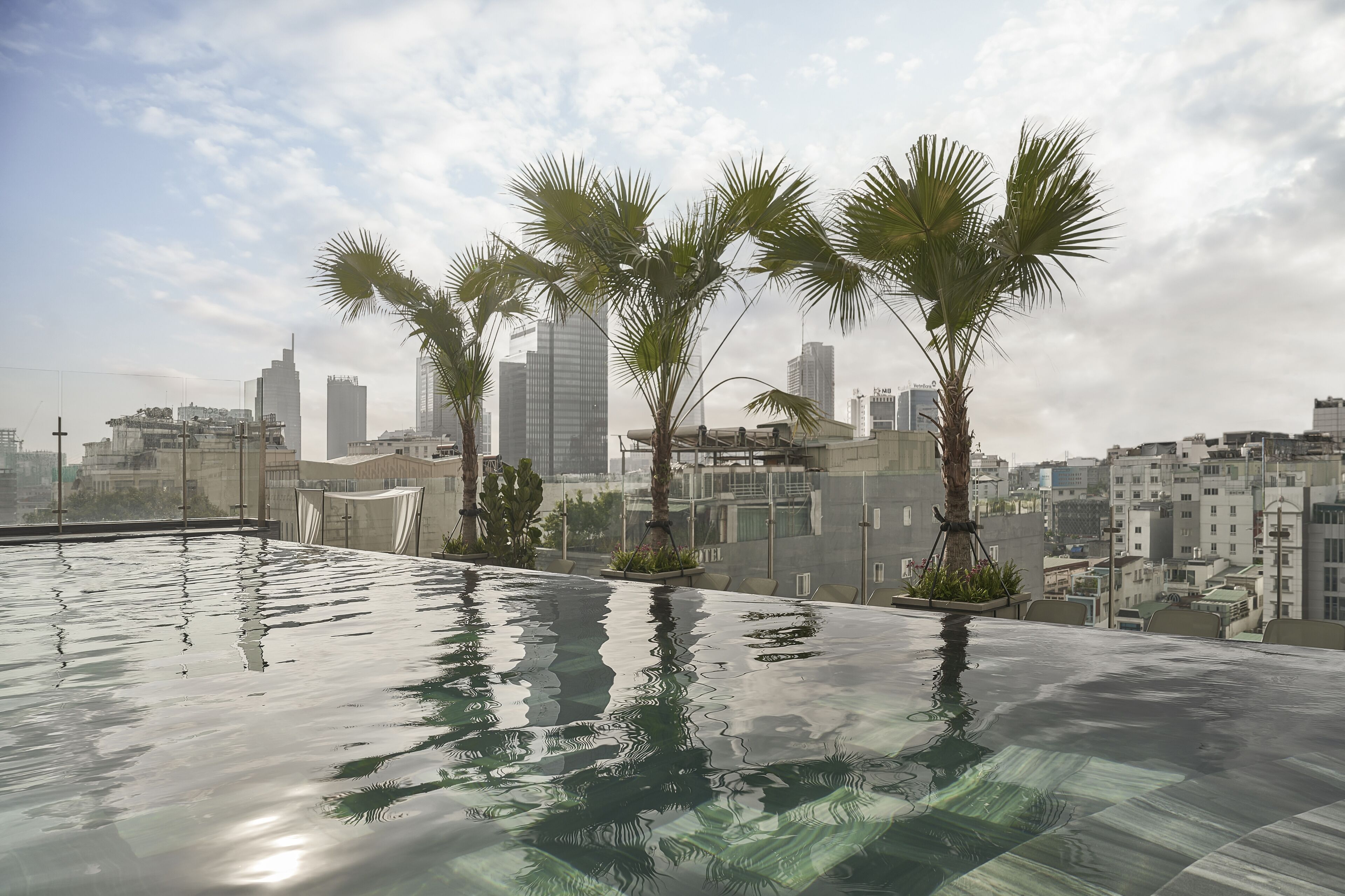Een buitenzwembad, parasols bij het zwembad en ligstoelen