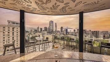 Näkymä uima-altaalle, avoinna joka päivä